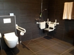 Aangepaste badkamer voor persoon in rolstoel 